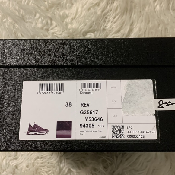 CHANEL shoe box with shoe sleeves and new set of CHANEL shoelaces. - Picture 2 of 5